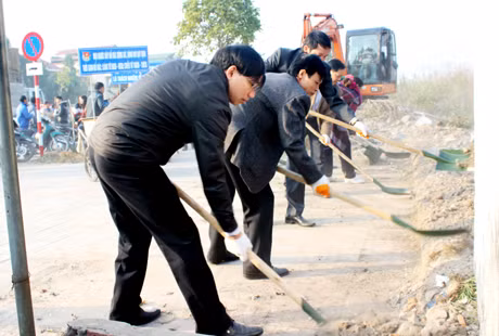 Để có được thành phố sáng - xanh - sạch - đẹp như vậy, những ngày qua, từ các đồng chí lãnh đạo thành phố đến người dân đều xuống đường dọn vệ sinh môi trường...