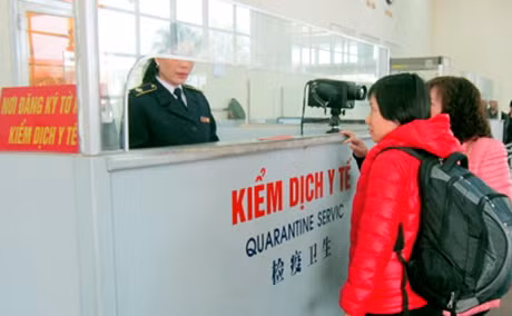 Quy trình kiểm dịch y tế cho khách nhập cảnh vào Việt Nam được triển khai chặt chẽ ngay tại cửa khẩu quốc tế Móng Cái.