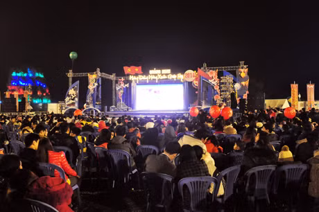 Trước thời khắc giao thừa khu vực trung tâm quảng trường đông nghẹt người.
