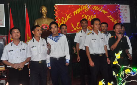 Tiết mục giao lưu văn nghệ trong đêm giao thừa sớm trên đảo Sinh Tồn Đông.