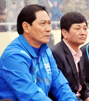 HLV Đinh Cao Nghĩa (bên trái).
