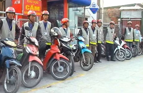 Các thành viên Tổ xe ôm tự quản Cảng tàu du lịch Bãi Cháy tại khu vực tập kết chuẩn bị đưa đón khách.