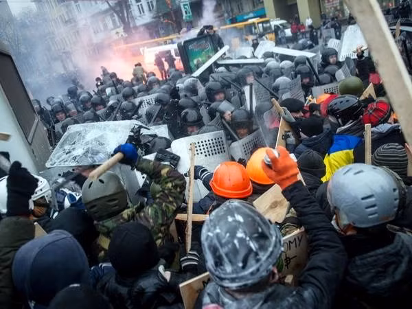 Xung đột giữa cảnh sát và người biểu tình tại Kiev. (Nguồn: AFP/TTXVN)