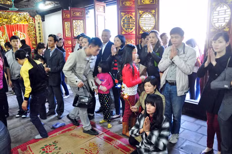 Thành tâm cầu khấn một năm mới an lành, hạnh phúc.