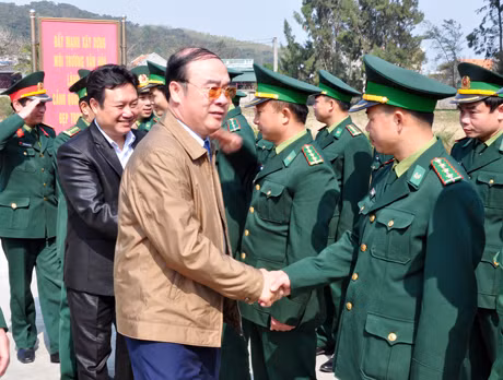 Đồng chí Nguyễn Quang Điệp thăm và chúc Tết cán bộ chiến sỹ đồn biên phòng Cô Tô