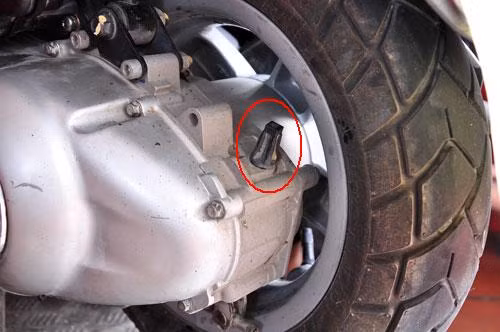 Que thăm dầu lap trên Vespa LX.