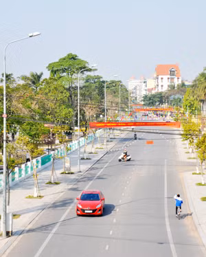 Cờ, hoa, biểu ngữ mừng Đảng, mừng Xuân, mừng đất nước đổi mới được chăng khắp các tuyến phố. 