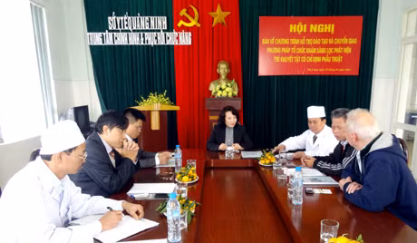 Đồng chí Vũ Thị Thu Thủy, Phó Chủ tịch UBND tỉnh tiếp đoàn công tác Tổ chức phẫu thuật trẻ em khuyết tật Việt Nam – Hà Lan.