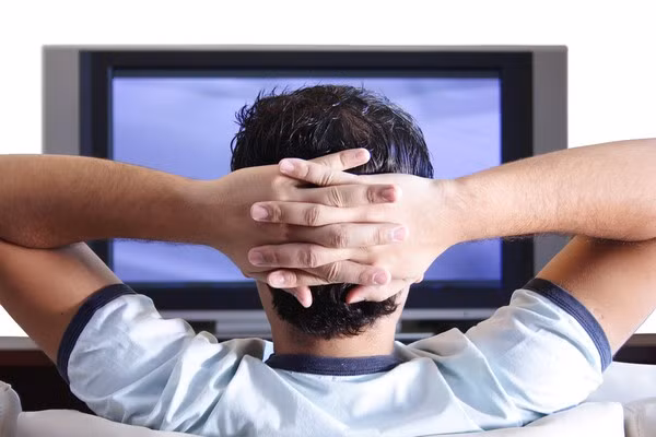 Từ khi internet cùng những thiết bị di động thông minh xuất hiện, con người dường như xem TV ít đi.