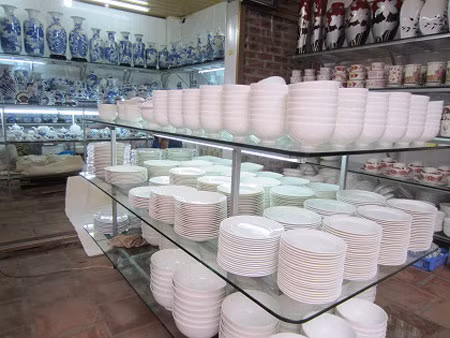 Nên chọn các loại bát đĩa sứ có màu men trắng và rõ nguồn gốc (ảnh minh họa)