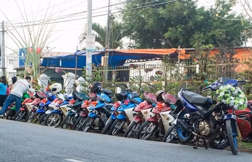 Mẫu underbone huyền thoại một thời trong ngày trọng đại của cô dâu, chú rể.