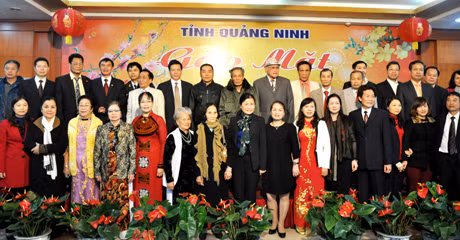 Đồng chí Đỗ Thị Hoàng, Phó Bí thư Thường trực Tỉnh ủy, Trưởng Đoàn ĐBQH tỉnh phát biểu tại buổi gặp mặt.