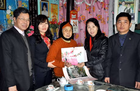 Đồng chí Lê Thị Bích Hường, Trưởng Ban Tổ chức Tỉnh uỷ chúc tết và tặng quà bà Nguyễn Thị Thoa là mẹ liệt sỹ.