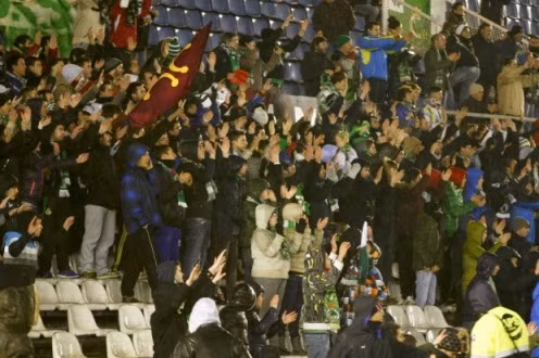 Các CĐV Racing vỗ tay ủng hộ cầu thủ đình công.