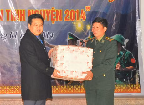 Đồng chí Hoàng Bà Nam, Bí thư Tỉnh Đoàn tặng quà cho CBCS Đồn Biên phòng Hoành Mô (Bình Liêu).