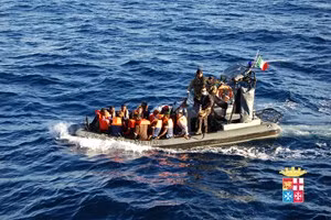 Hải quân Italy cứu hàng trăm người nhập cư từ châu Phi ngoài khơi đảo Lampedusa ở khu vực Địa Trung Hải, ngày 2/1. 