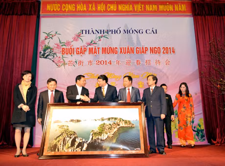 Đồng chí Nguyễn Xuân Ký, Bí thư Thành ủy Móng Cái tặng quà cho đoàn đại biểu TX Đông Hưng và khu Phòng Thành.