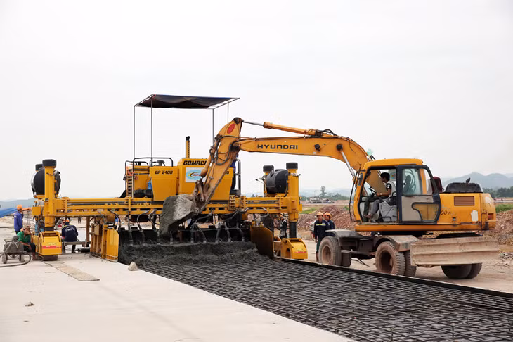 Cảng hàng không quốc tế Quảng Ninh đang được đẩy nhanh tiến độ thi công. Trong ảnh: Thi công đường băng Cảng hàng không quốc tế Quảng Ninh. Ảnh: Đỗ Phương
