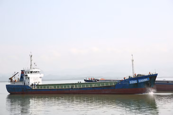 Tại khúc cua sông Cửa Lục, tàu hàng Sông Chanh đã đâm va với tàu Sông Ba. Sau cú đâm, tàu Sông Chanh bị thủng lớn mạn khô bên trái, tàu Sông Ba bị thủng phần dưới nước mạn phải.
