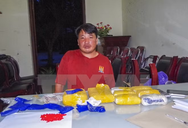 Đối tượng Phimxi Xukha Mixay cùng tang vật tại cơ quan điều tra. (Nguồn: TTXVN)