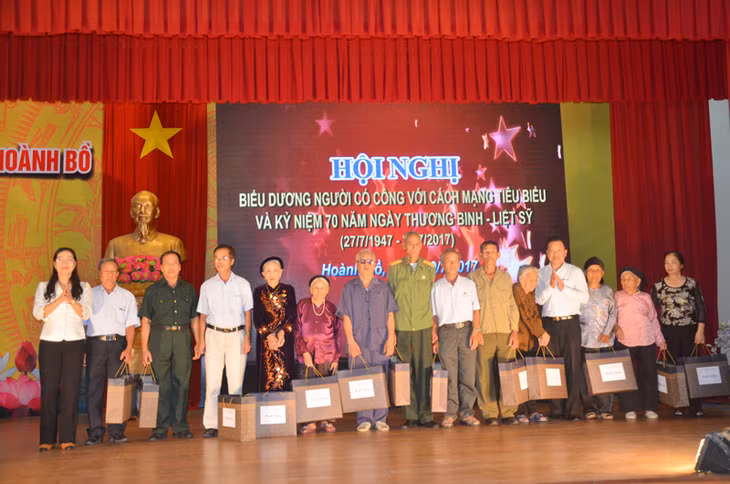 Lãnh đạo huyện trao quà tặng cho 55 NCC tiêu biểu trên địa bàn huyện.