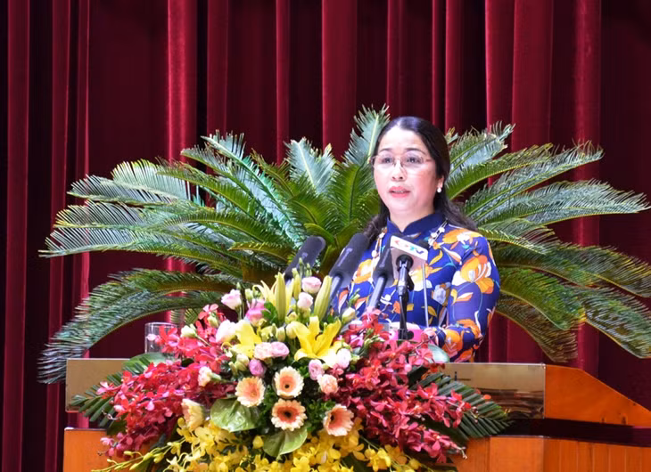Đồng chí Vũ Thị Liên Oanh, Giám đốc Sở Giáo dục và Đào tạo trình bày tờ trình.