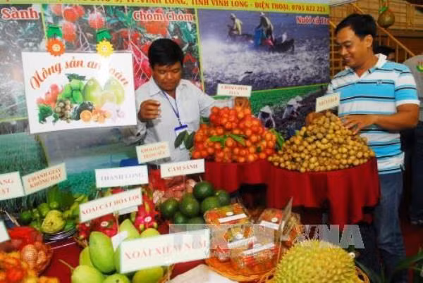 Khách tham quan các gian hàng tại Hội chợ quốc tế Nông nghiệp Nông sản và Thực phẩm Việt Nam năm 2016. (Ảnh: Mạnh Linh/TTXVN)