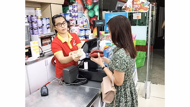 Nhiều khách hàng lựa chọn siêu thị thay vì cách mua sắm truyền thống ở các chợ nhỏ.