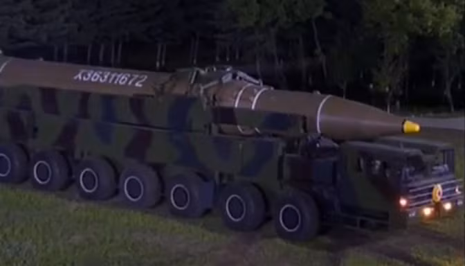 Tên lửa Hwasong-14 được đưa ra bãi phóng trên bệ phóng di động.