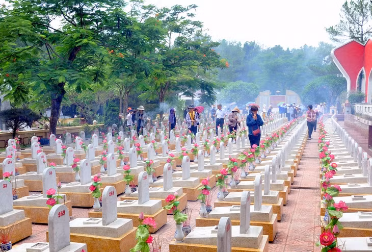 Những ngày Tháng 7 này, trời Quảng Trị đầy nắng và gió, trong không gian luôn lãng đãng khói trầm hương...