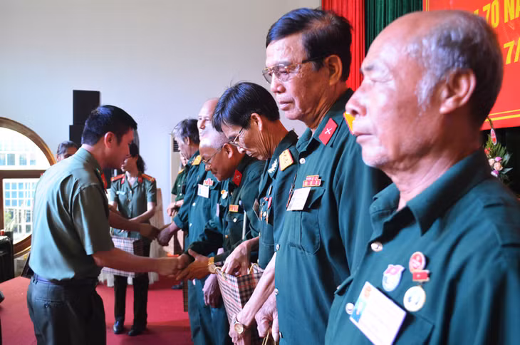 Đại diện công an thành phố tặng quà tri ân các thương bệnh binh, thân nhân gia đình thương binh liệt sỹ