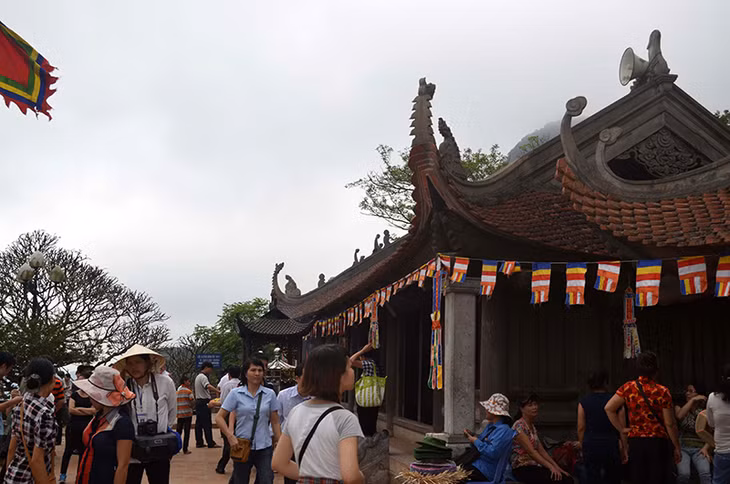 Địa danh Yên Tử được Hoàng Cầm nhắc đến nhiều lần trong sáng tác của mình.