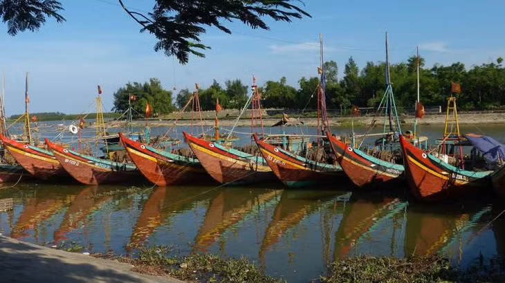  Cùng soi bóng trên bên đậu.