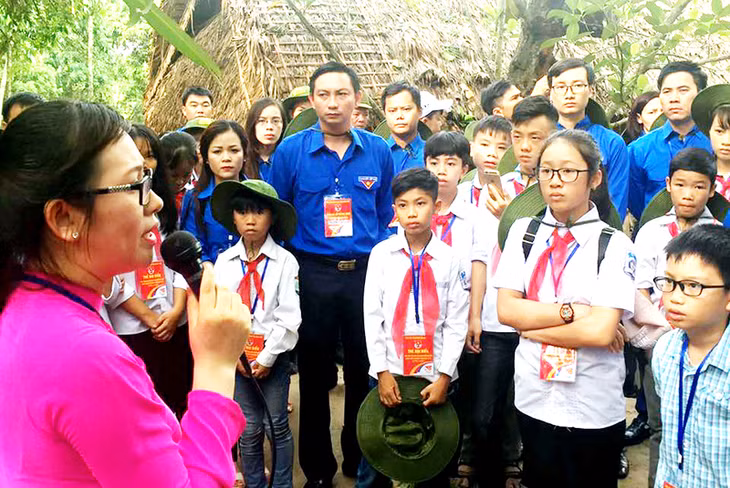Đoàn đại biểu hành trình “Theo bước chân người anh hùng” thăm quê hương Chủ tịch Hồ Chí Minh, xã Kim Liên, huyện Nam Đàn, tỉnh Nghệ An.