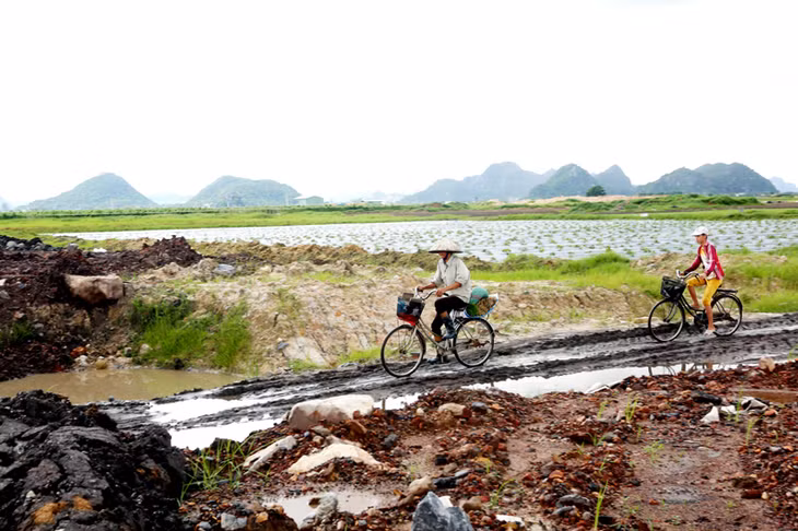 Tuyến đường băng tải thuộc Dự án Khu kho chế biến than, tuyến băng tải vận chuyển than từ kho chế biến than đến cảng do Tổng Công ty Đông Bắc đầu tư thi công dang dở gây khó khăn cho việc đi lại của người dân.