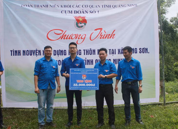 Các đơn vị Đoàn hỗ trợ 35 triệu đồng bê tông hóa tuyến đường dài 70m dẫn vào điểm trường Tiểu học Cầm Kẻn 