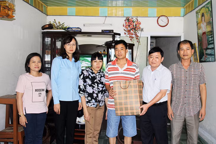Công đoàn Công ty CP Than Núi Béo thăm và tặng quà gia đình công nhân có hoàn cảnh khó khăn. Ảnh: Công ty CP Than Núi Béo