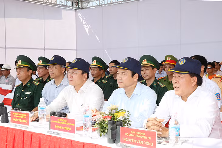 Các đồng chí lãnh đạo Bộ GTVT, Ban ATGT Quốc gia và tỉnh Quảng Ninh theo dõi buổi diễn tập.