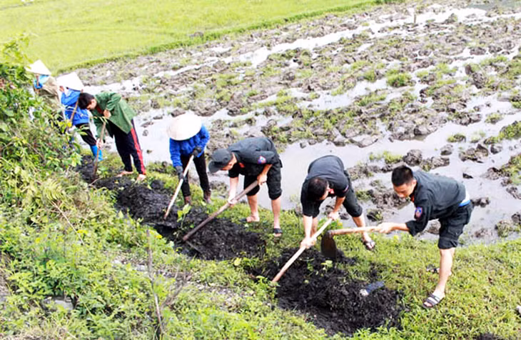 Tiểu đoàn 1 - Trung đoàn CSCĐ Đông Bắc giúp các hộ chính sách tại xã Thượng Yên Công khơi thông, nạo vét kênh mương thuỷ lợi dẫn nước vào ruộng.