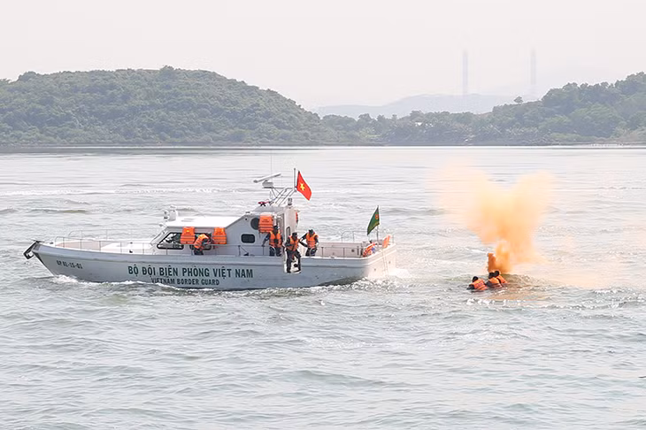 Bộ đội biên phòng thực hiện vớt thủy thủ tàu Sông Ba bị rơi xuống nước.