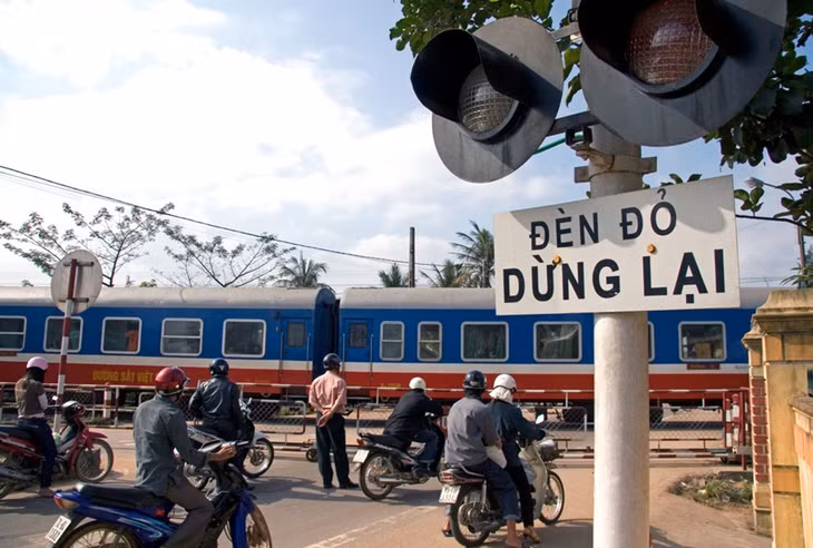 Tàu Thống nhất xuyên Việt: Đường sắt Bắc - Nam với chặng bắt đầu từ thủ đô Hà Nội và kết thúc tại TP.HCM có tổng chiều dài 1.729 km. Trên chặng đường đi xuyên dải đất hình chữ S, du khách có thể lựa chọn dừng chân ở cố đô Huế, Đà Nẵng và phố cổ Hội An. Những ai ưa thích tắm nắng không nên bỏ qua Nha Trang, nơi có bãi cát trải dài 6 km. Ảnh: Alamy.