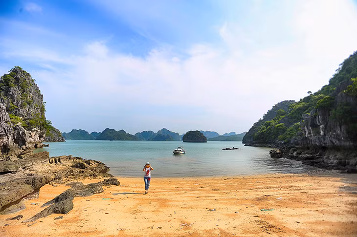 Điều đặc biệt, trước áng Cái Xuôi là một bãi cát phẳng, rộng. Khi thủy triều xuống, bãi cát cách mép nước khoảng 30m.