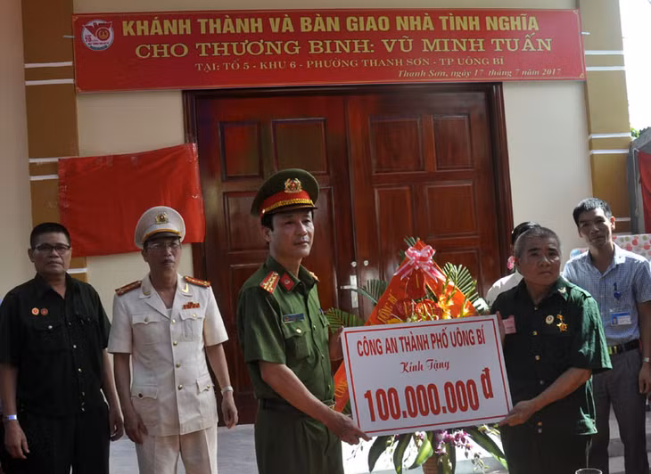 Trao tiền hỗ trợ, ủng hộ gia đình ông Tuấn xây nhà mới