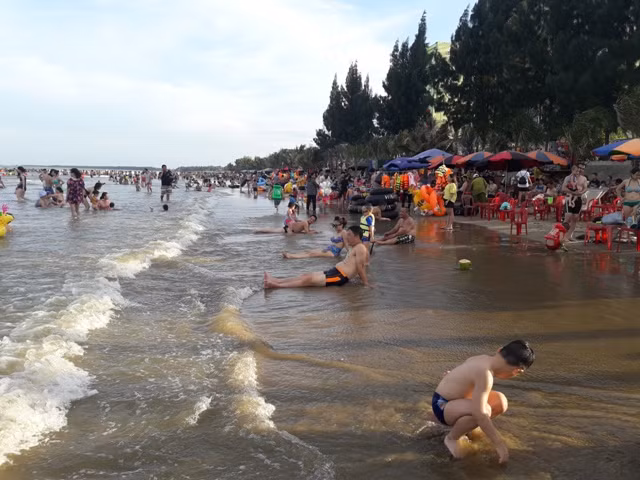 Các tour du lịch biển giá rẻ đang là sự lựa chọn của nhiều du khách trong nước. Ảnh: TL