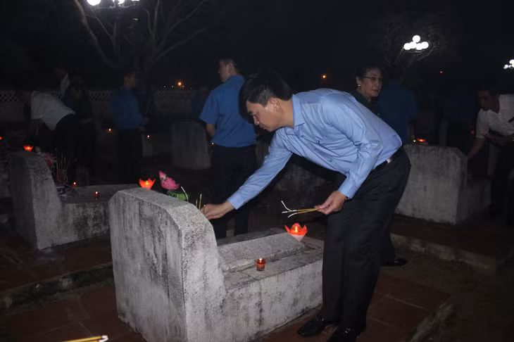 Lãnh đạo TP Móng Cái thắp nến tri ân các anh hùng liệt sỹ.