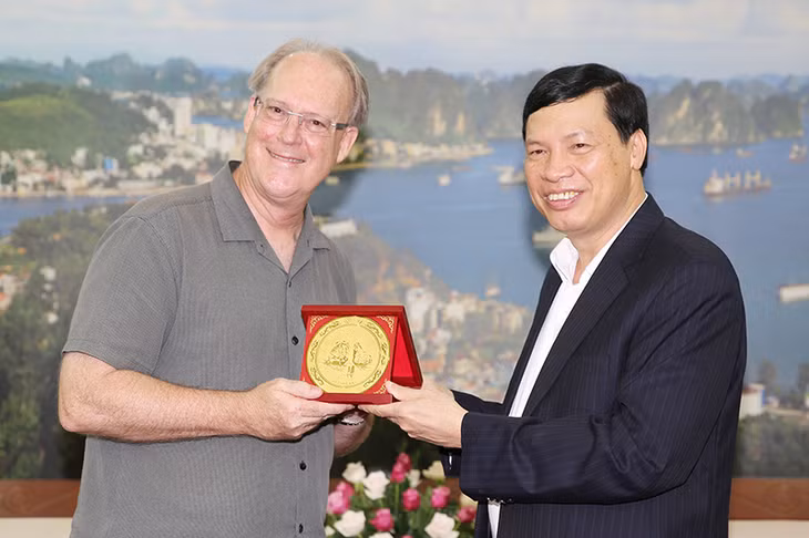 Chủ tịch UBND tỉnh Nguyễn Đức Long tặng quà lưu niệm cho ông Larry Ziebarth.