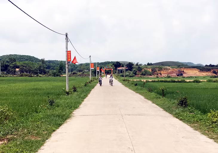 Tuyến đường thôn NTM kiểu mẫu Khe Cạn, xã Đông Hải, huyện Tiên Yên khang trang, sạch đẹp.