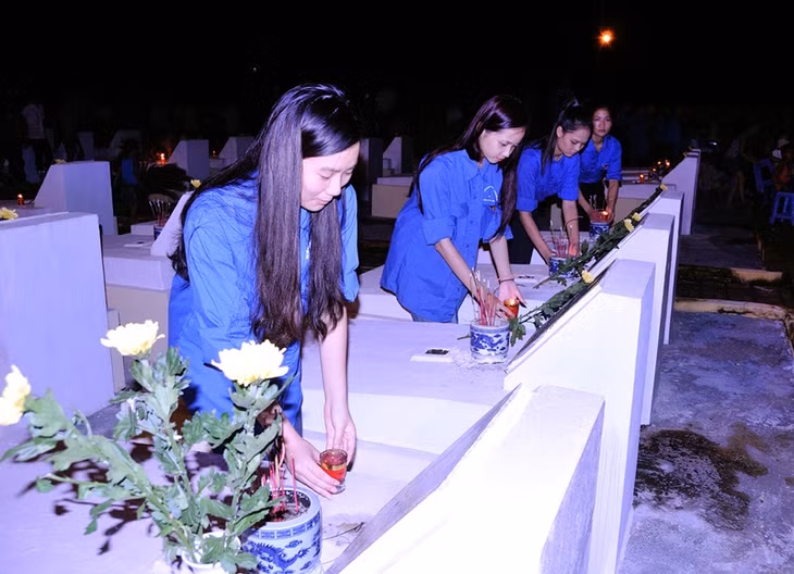 Hàng năm, vào dịp 27-7, Huyện Đoàn Đầm Hà đều tổ chức hoạt động thắp nến tri ân các anh hùng liệt sĩ.