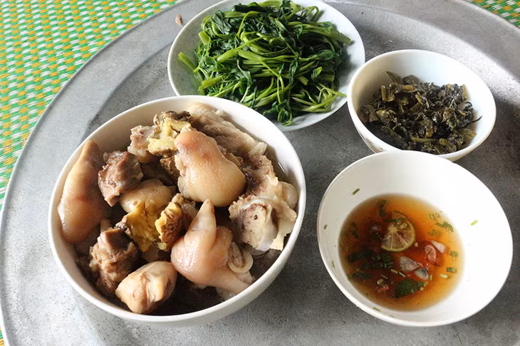 Chân giò kho gừng, rượu - món ăn quen thuộc của đồng bào huyện Bình Liêu.