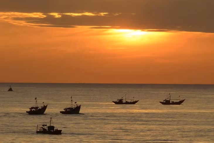  Chưa phải là những thuyền sau cùng.